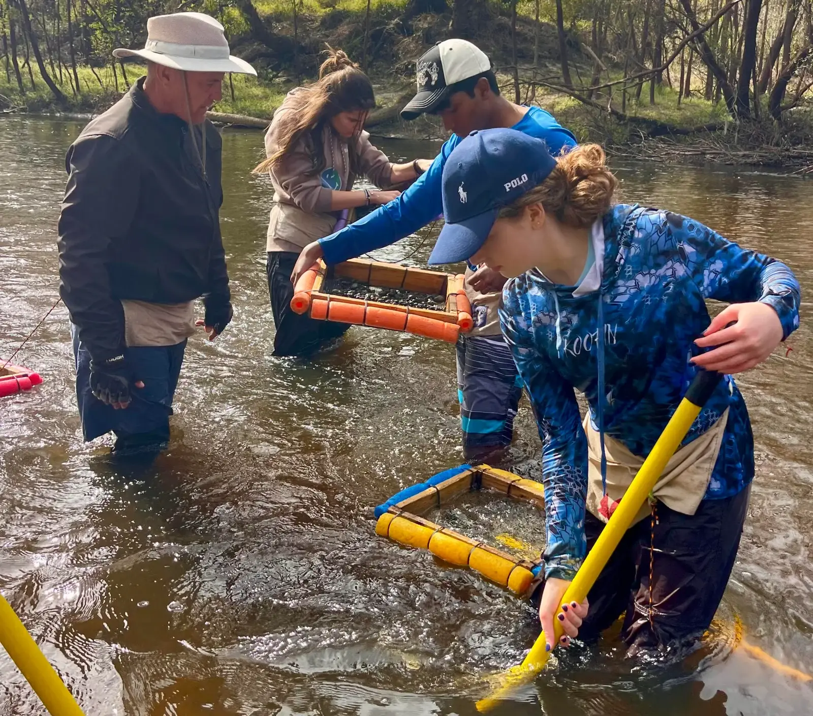 students fossil hunting during Florida fossil field trip